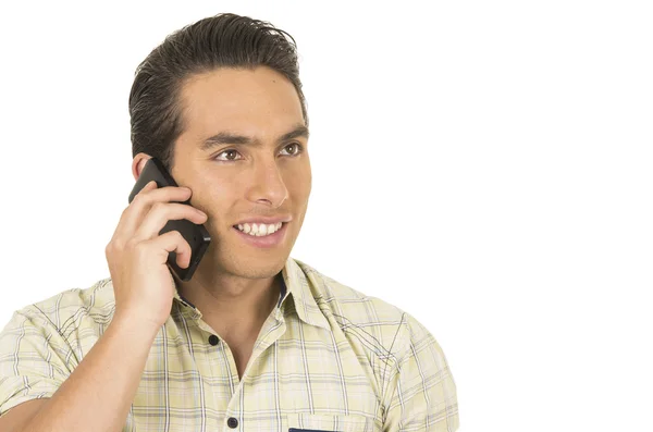 Jovem homem hispânico bonito posando usando telefone celular — Fotografia de Stock