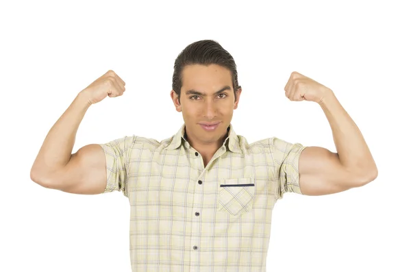 Joven guapo hispano hombre posando mostrando los músculos del brazo — Foto de Stock