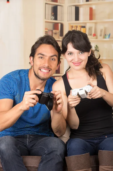 Jovem casal bonito jogar jogos de vídeo — Fotografia de Stock