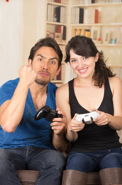 Młodych cute para grając w gry wideo — Zdjęcie stockowe