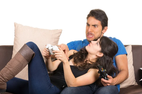 Giovane coppia carina giocare ai videogiochi — Foto Stock