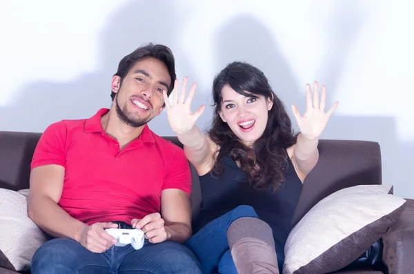 Jovem casal bonito jogar jogos de vídeo — Fotografia de Stock