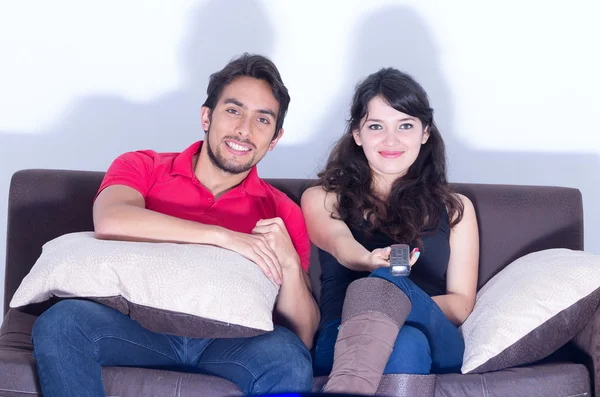 Joven pareja atractiva viendo película en casa — Foto de Stock