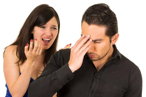 Jovem mulher zangada gritando com namorado marido — Fotografia de Stock
