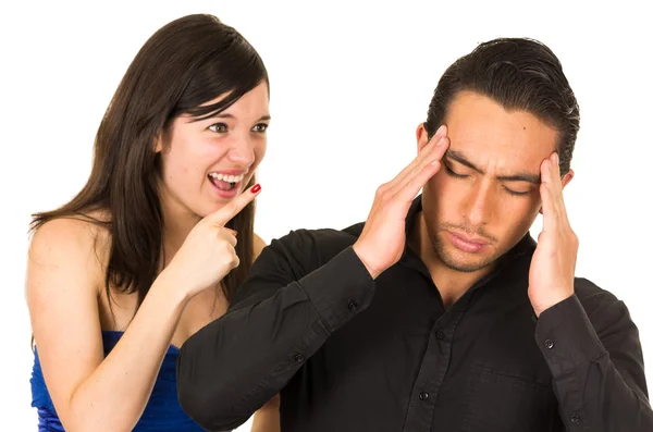 Jonge boos vrouw schreeuwen op vriend man — Stockfoto