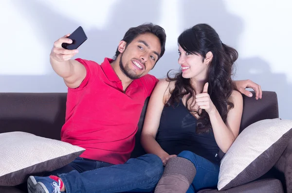 魅力的な若いカップル、selfie を取って — ストック写真