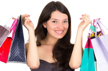 güzel genç esmer gülümseyen kadın Holding çanta alışveriş