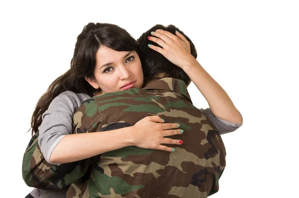 Giovane donna e soldato in uniforme militare dire addio schieramento — Foto Stock