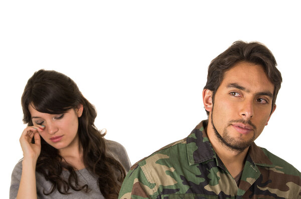 жена военного солдата плачет на прощание
