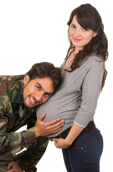 Счастливый солдат обнимает беременную жену — стоковое фото