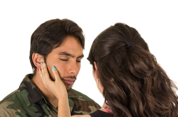 Junger hispanischer Soldat nimmt Abschied von trauriger Frau — Stockfoto