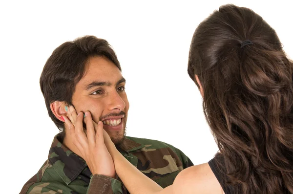 Jonge militaire soldaat geretourneerd om te voldoen aan zijn vriendin vrouw — Stockfoto