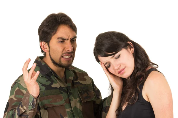 Verstörter Soldatenveteran kämpft mit Ehefrau — Stockfoto