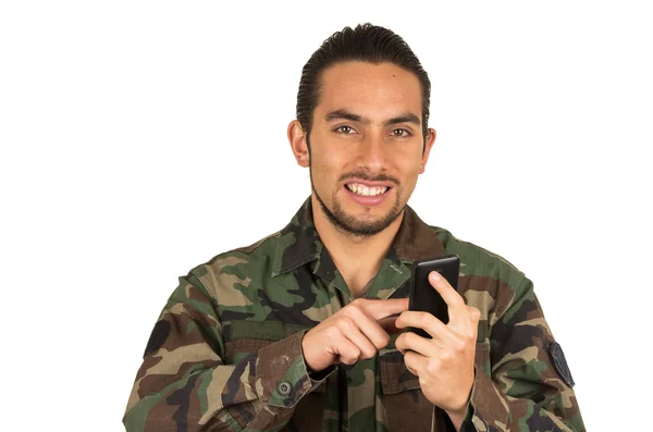 Askeri üniformalı genç mutlu adam — Stok fotoğraf
