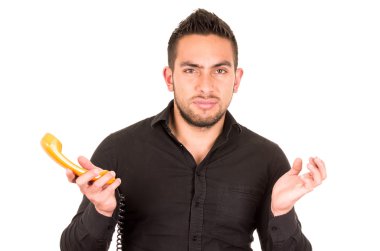 İspanyol yakışıklı kablolu retro telefon tutarak closeup portresi