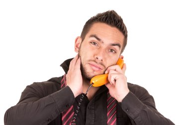 İspanyol yakışıklı kablolu retro telefonda konuşurken closeup portresi