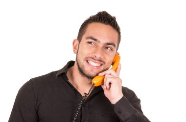 İspanyol yakışıklı kablolu retro telefonda konuşurken closeup portresi