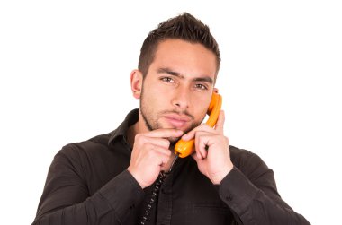 İspanyol yakışıklı kablolu retro telefonda konuşurken closeup portresi