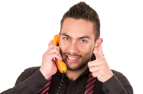 ひも状のレトロな電話で話すヒスパニック美男子のポートレート、クローズ アップ — ストック写真