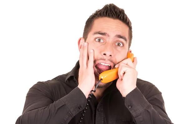 Nahaufnahme Porträt eines hübschen hispanischen Mannes, der auf schnurgebundenem Retro-Telefon spricht — Stockfoto
