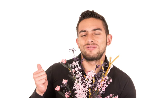 Jovem bonito segurando um buquê de flores — Fotografia de Stock