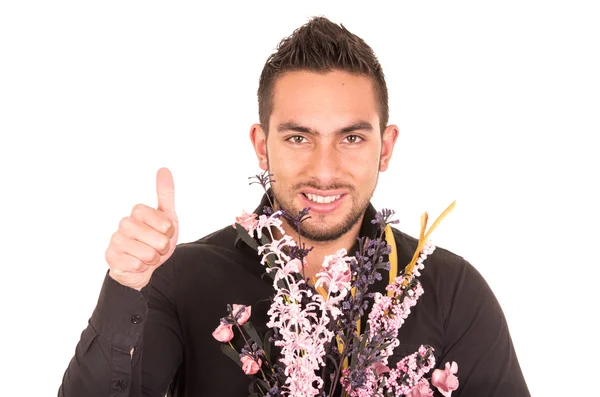 Jovem bonito segurando um buquê de flores — Fotografia de Stock