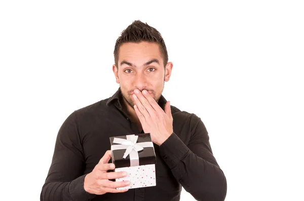 Encantador joven sosteniendo una caja de regalo — Foto de Stock