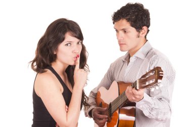 güzel kız el sessizlik genç adam onu gitarla serenades