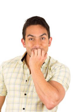 genç yakışıklı İspanyol adam ısırma gergin çivi