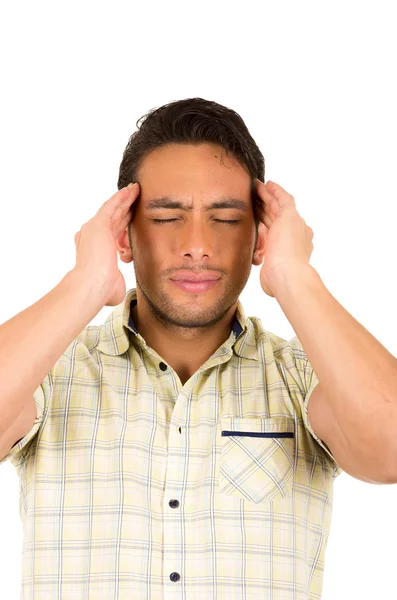 Jovem bonito hispânico homem expressando dor de cabeça — Fotografia de Stock