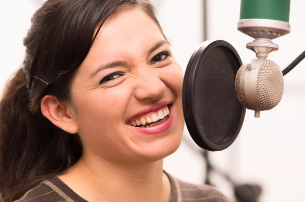 Vacker ung flicka sjunger i musikstudio — Stockfoto