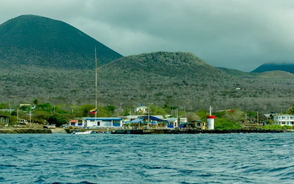 Floreana isola baia con montagne sullo sfondo — Foto Stock