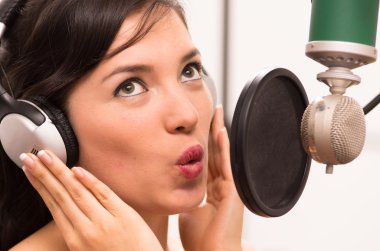 müzik Studio'daki şarkı güzel genç kız