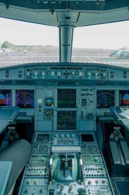 uçak iç kokpit görünümü