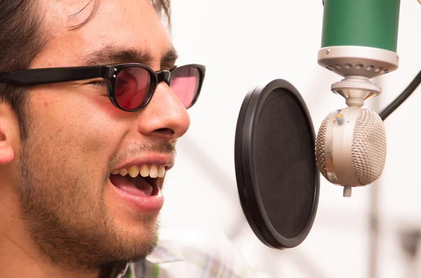 Hombre guapo cantando en el estudio de música — Foto de Stock