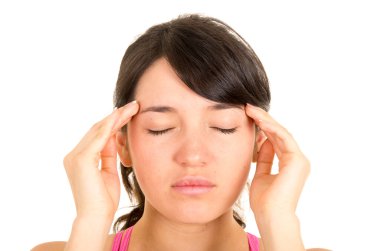 Baş ağrısı olan genç ve güzel bir kadın.