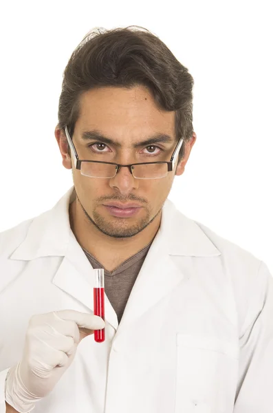 Investigador de laboratorio masculino técnico científico médico sosteniendo tubo de ensayo — Foto de Stock