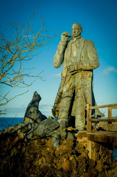 查尔斯 · 达尔文雕像在圣克里斯托瓦岛加拉帕戈 — 图库照片
