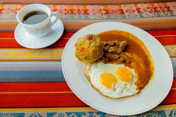 Bolon de verde with fried egg and meat stew ecuadorian food — Stock Photo, Image