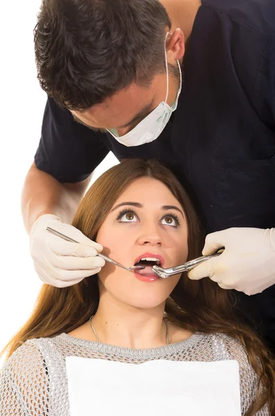 Jovem dentista masculino examinig meninas bonitas dentes — Fotografia de Stock