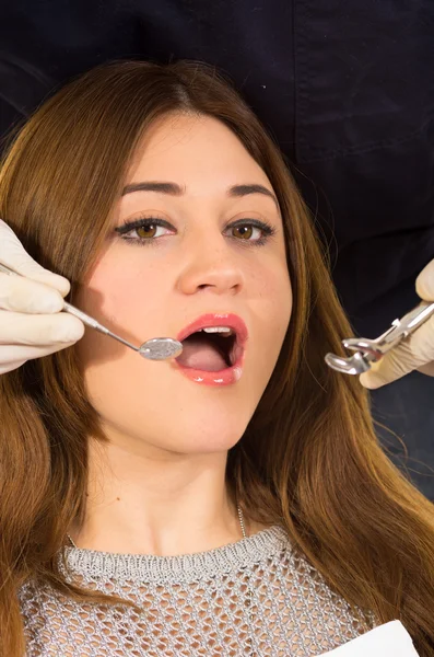 Retrato de primer plano del paciente joven en el dentista — Foto de Stock