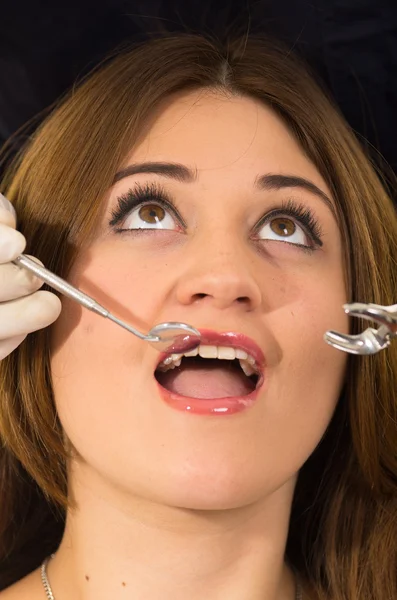 Zbliżenie portret młodej dziewczyny pacjenta u dentysty — Zdjęcie stockowe