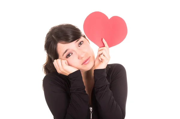 Hermosa niña triste sosteniendo un concepto de corazón rojo de angustia — Foto de Stock