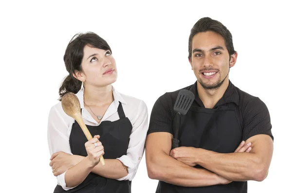 Tineri atractive cuplu bucătari purtând șorț negru — Fotografie, imagine de stoc