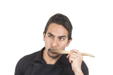 yakışıklı genç erkek Şef siyah önlük giyiyor