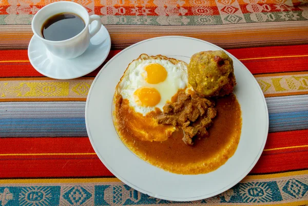 Bolon de verde with fried egg and meat stew ecuadorian food — Stock Photo, Image