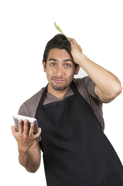 Knappe jonge mannelijke chef-kok zwart schort dragen — Stockfoto