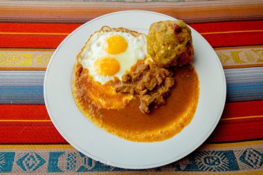 Bolon de verde kızarmış yumurta ve et güveç Ekvador gıda ile