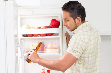 buzdolabında yiyecek arayan genç yakışıklı adam