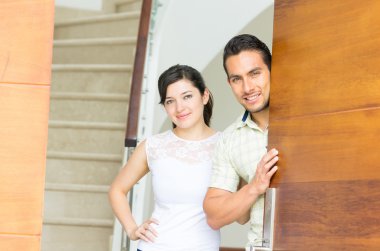 Yeni evleri için kapı açma mutlu çekici çift